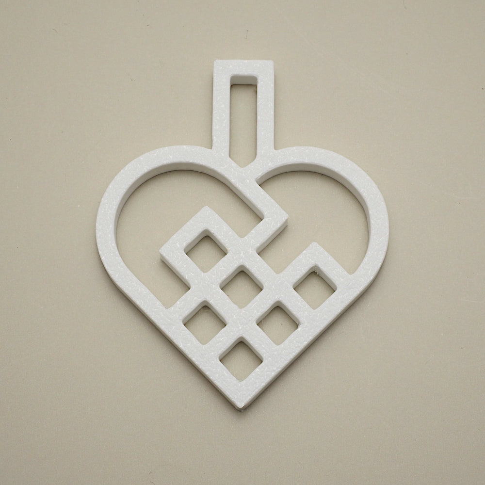 Hvidt julehjerte på lys baggrund – minimalistisk julepynt til juletræ eller vinduer.