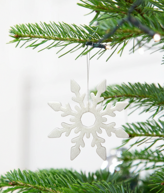 Hvidt snefnug julepynt hængende på gren – ideelt til juletræ, vinduer, grene og adventsgaver.