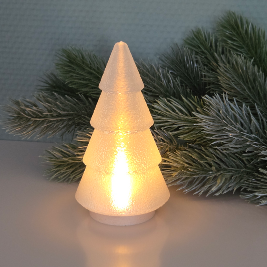 Juletræ fyrfadsstage som julepynt og julelysestage med blødt lys, placeret foran gran, produceret med 3D print