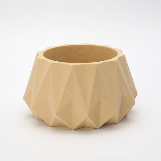 KANT fyrfadsstage til LED fyrfadslys i beige – mat finish og ribbet origami struktur