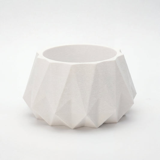 KANT fyrfadsstage til LED fyrfadslys i hvid– mat finish og ribbet origami struktur