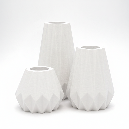 KANT lysestage sæt i hvid – 3 lysestager med geometriske formsprog og taktile facetter - bærdygtig dansk design