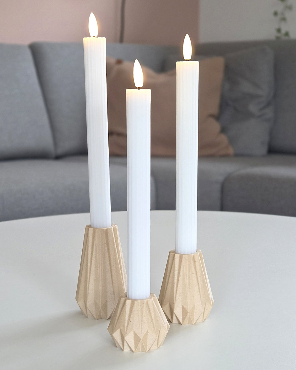 Tre KANT lysestager i Birk 3D print med LED kronelys – dansk design med geometriske former og rolig efterårsstemning i stuen