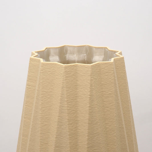 Detalje af riller og topkant på KANT beige vase – Dansk design til tørrede blomster