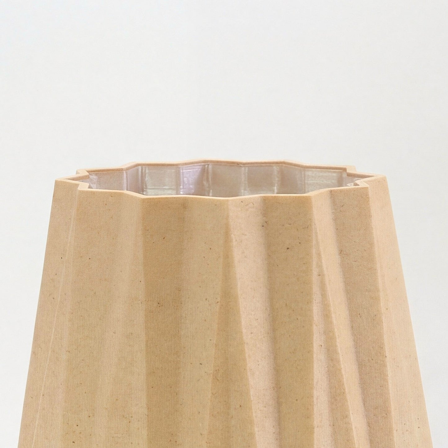 Detalje af riller og topkant på KANT birk vase – Dansk design til tørrede blomster