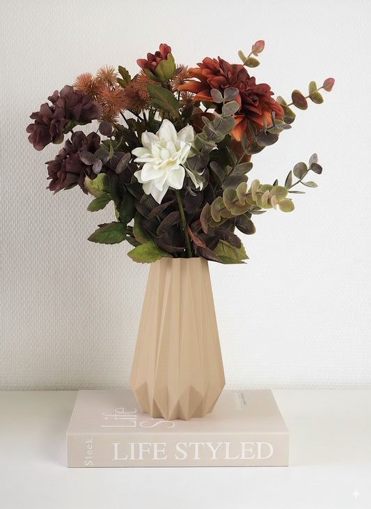 KANT vase i beige med blomster – indbydende og varm stemning i hjemmet