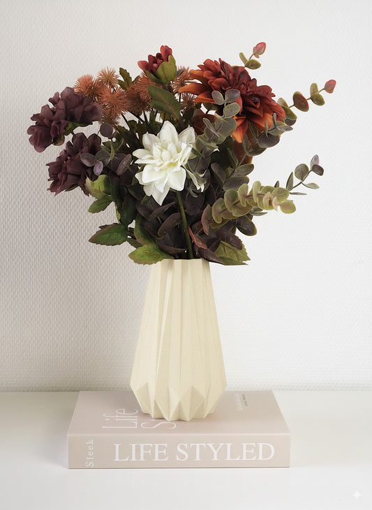 KANT vase i cream med tørrede blomster – stilfuldt og roligt i dansk design