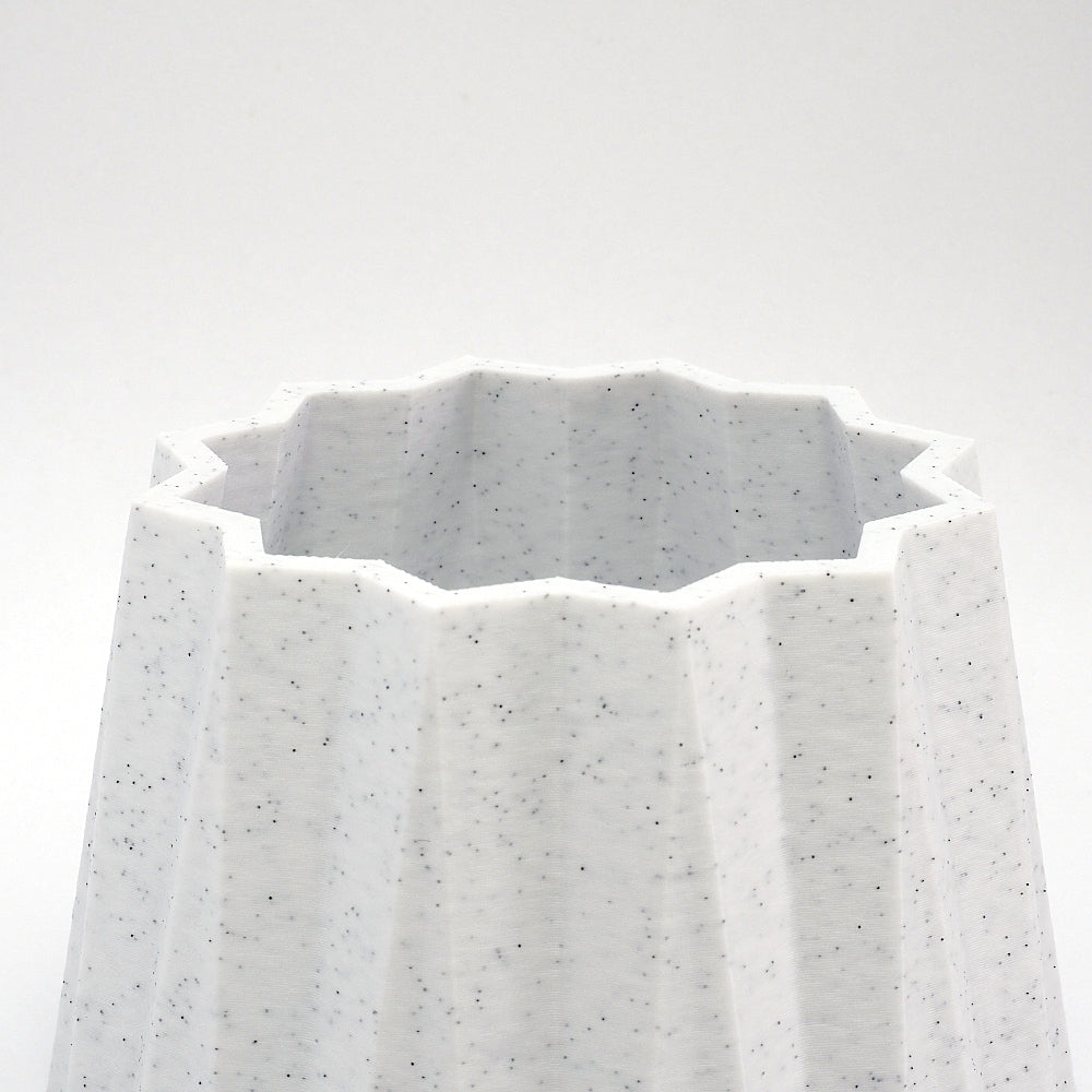 Detalje af riller og topkant på KANT vase i marmorlook – Dansk design til tørrede blomster