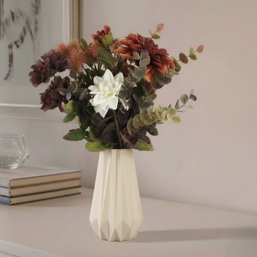 KANT vase i cream med blomster, placeret på bordet - bæredygtig rolig dansk design