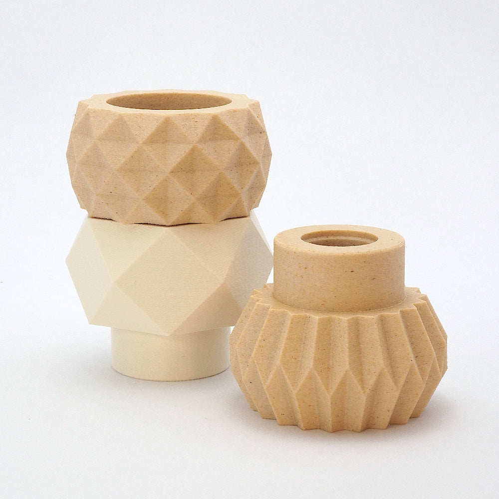 Sæt af tre MODUL design lysestager i birk og cream, stakket i forskellige kombinationer til både LED kronelys og fyrfadslys.