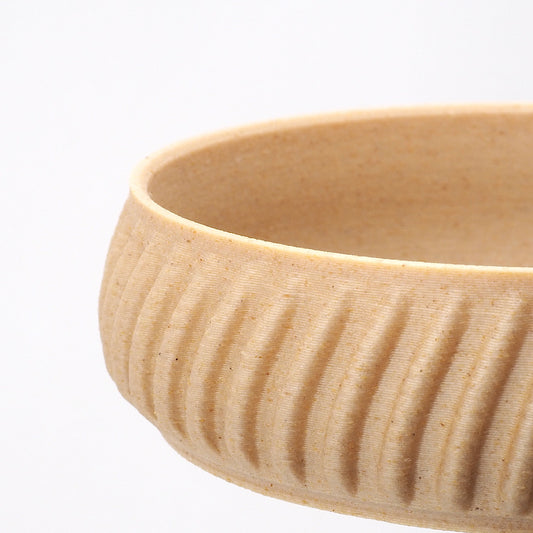 Nærbillede af riflet struktur og overflade på birk smykkeskål – dansk design med omtanke