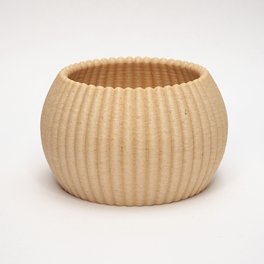 RIBB fyrfadsstage i birk med ribbet overflade og rund form – enkelt og tidløst dansk design produceret med omtanke og minimal spild.