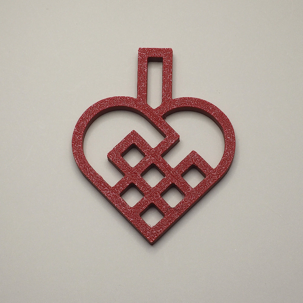 Rødt flet hjerte julepynt – egnet til juletræ, adventsgaver, vinduer og dekorative grene.