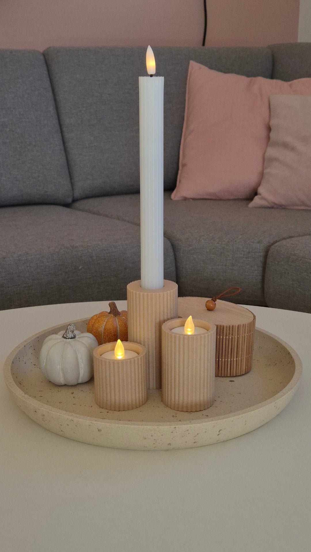 Dekorativ efterårsbakke med FLUTE lysestager i Birk fra Hartli, LED lys og små græskar – skaber varm og hyggelig stemning i stuen