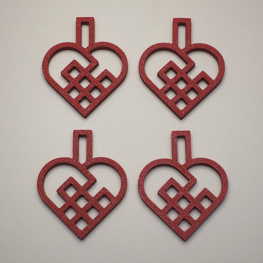 Sæt med fire røde julehjerter – julepynt til juletræ, adventsgaver, vinduer og dekorative grene.