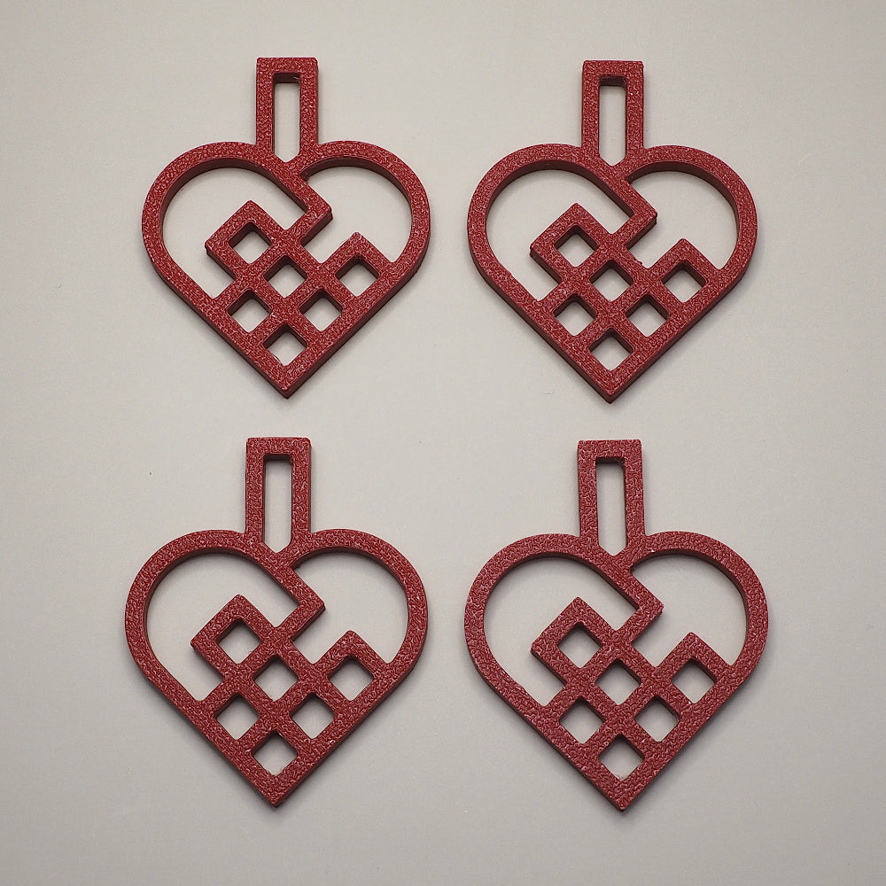 Sæt med fire røde julehjerter – julepynt til juletræ, adventsgaver, vinduer og dekorative grene.