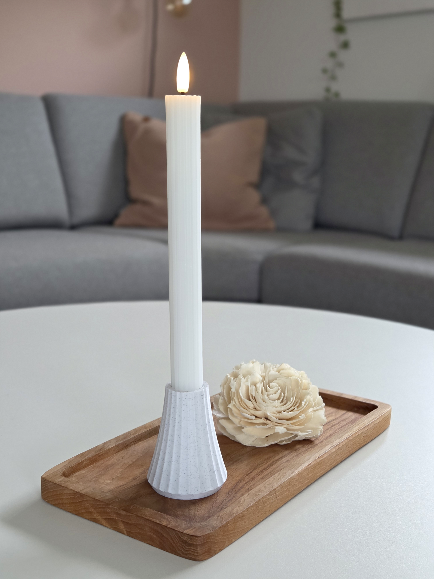 Marmor ARC lysestage med kronelys på træbakke i skandinavisk stue – bæredygtigt dansk design