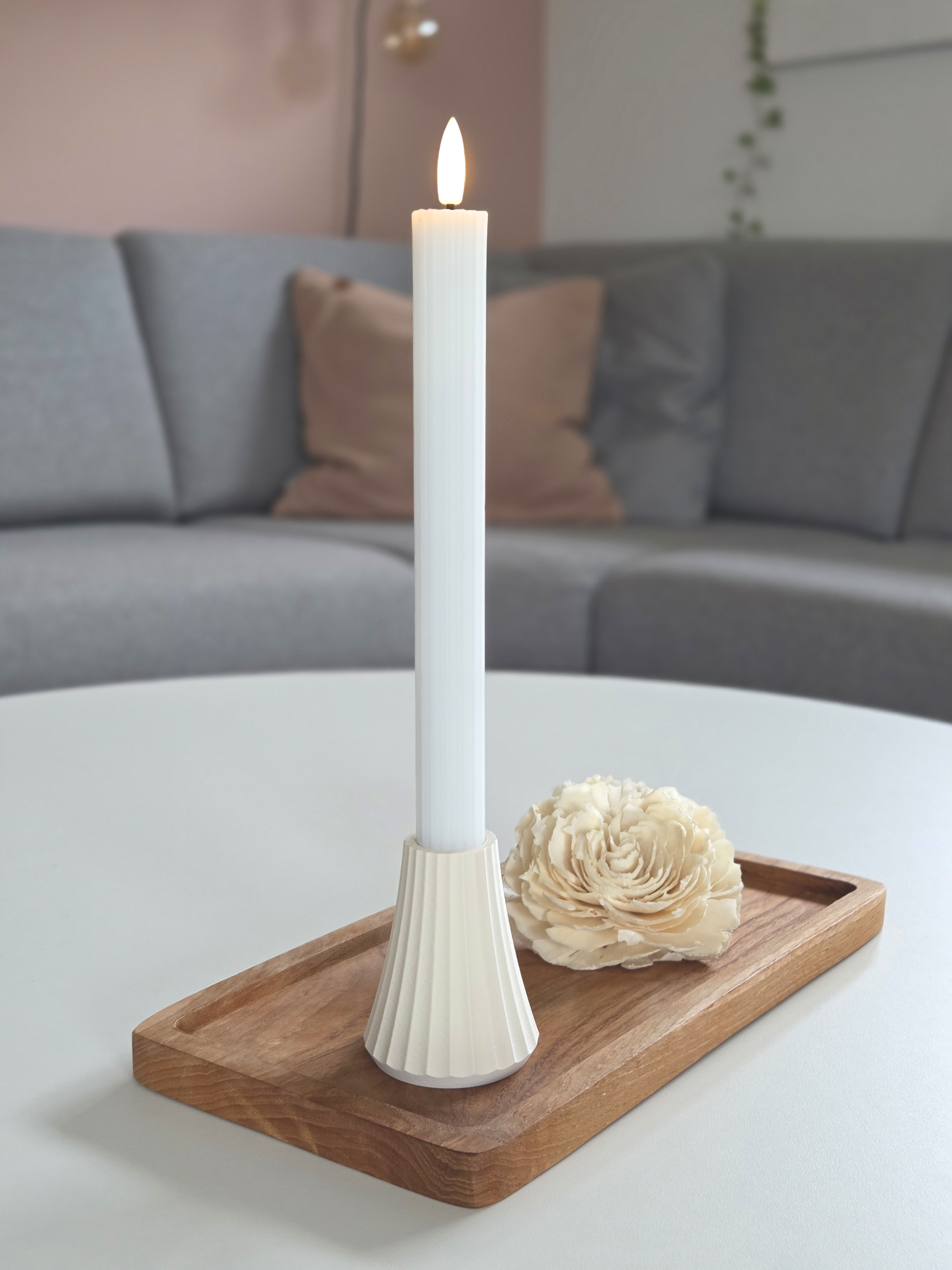 Cream ARC lysestage med kronelys på træbakke i skandinavisk stue – bæredygtigt dansk design