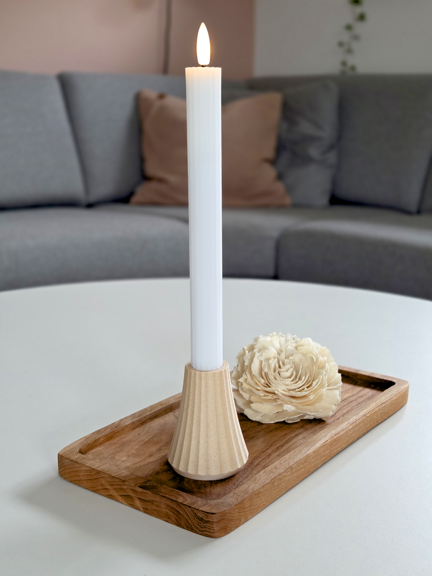 Birk ARC lysestage med kronelys på træbakke i skandinavisk stue – bæredygtigt dansk design