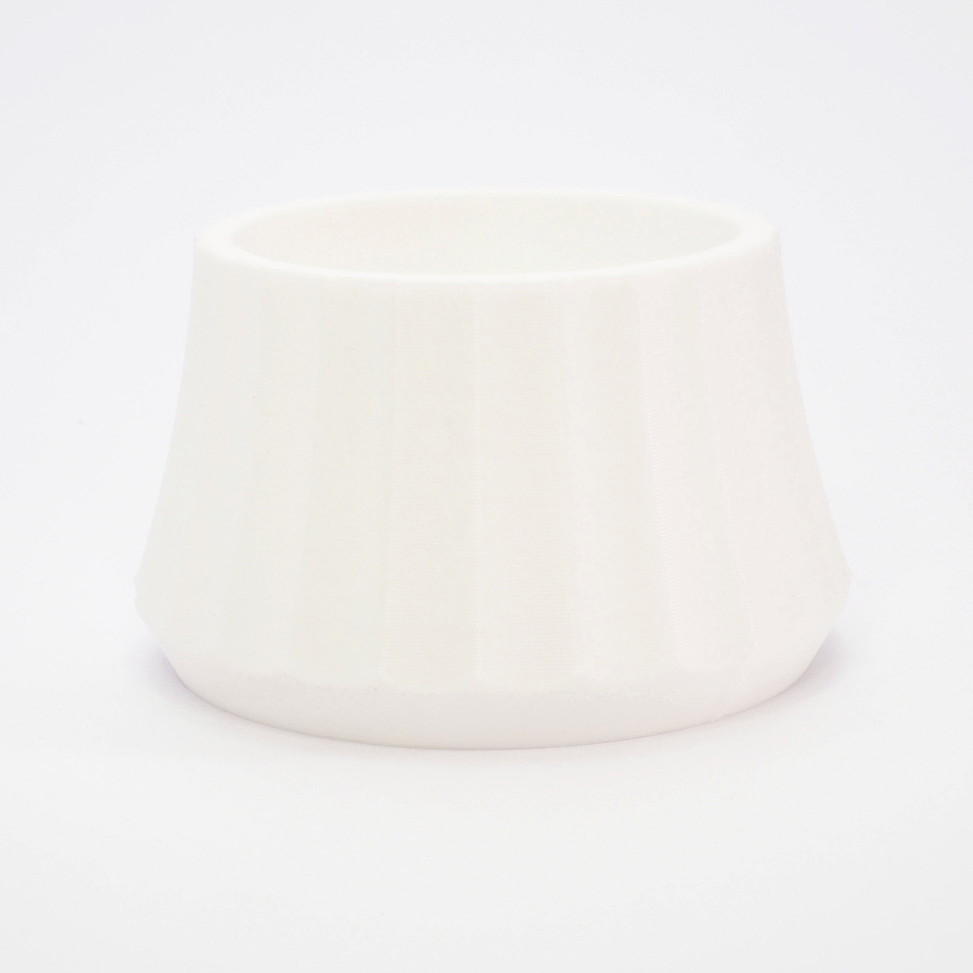 Hvid fyrfadsstage i ribbet design – ARC kollektion