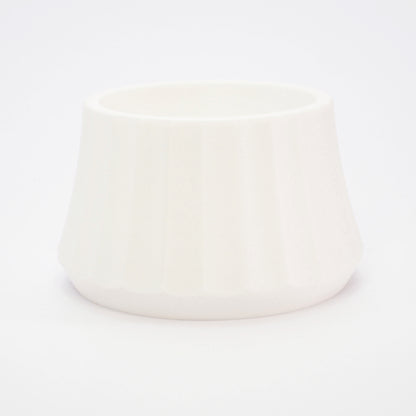 Hvid fyrfadsstage i ribbet design – ARC kollektion