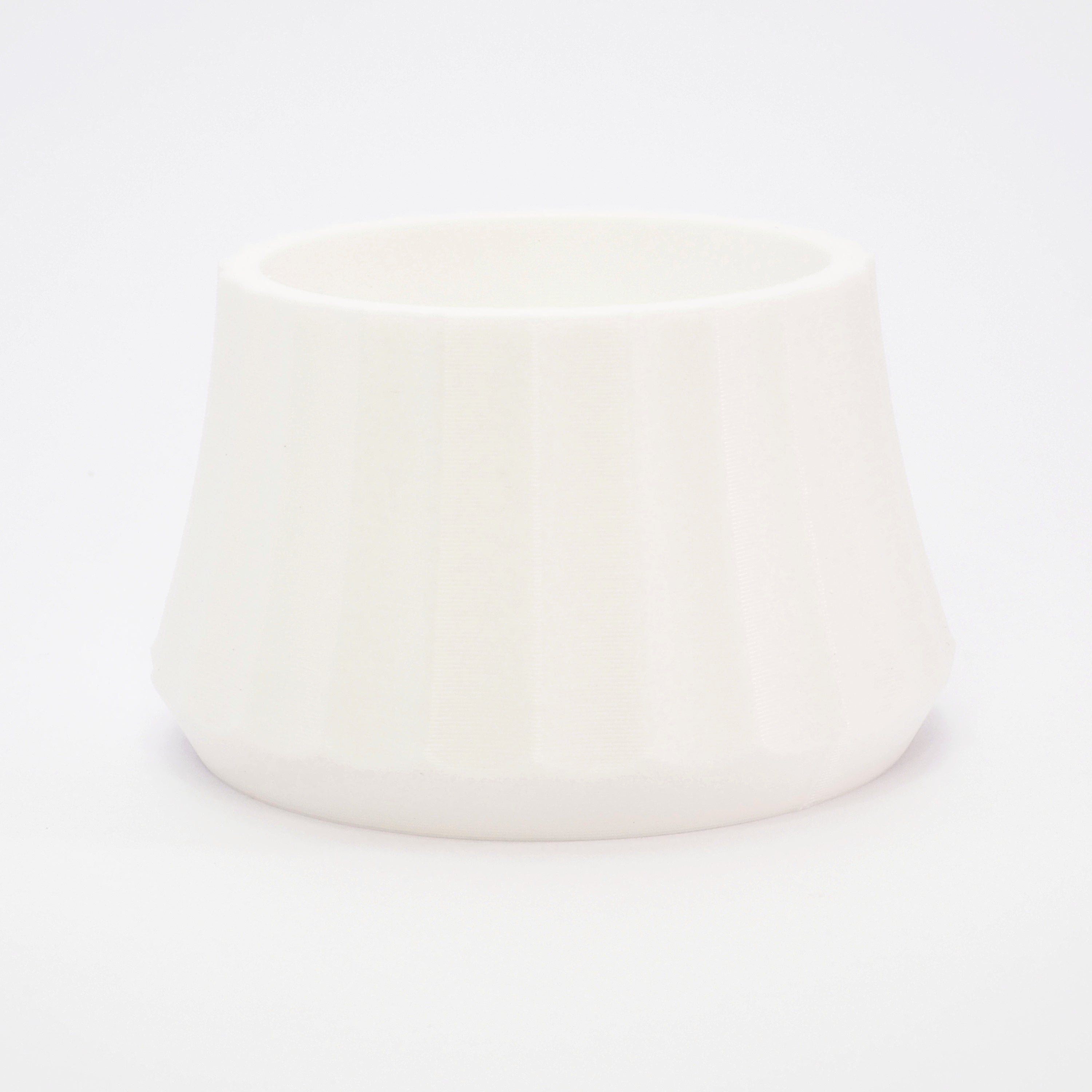 Hvid fyrfadsstage i ribbet design – ARC kollektion