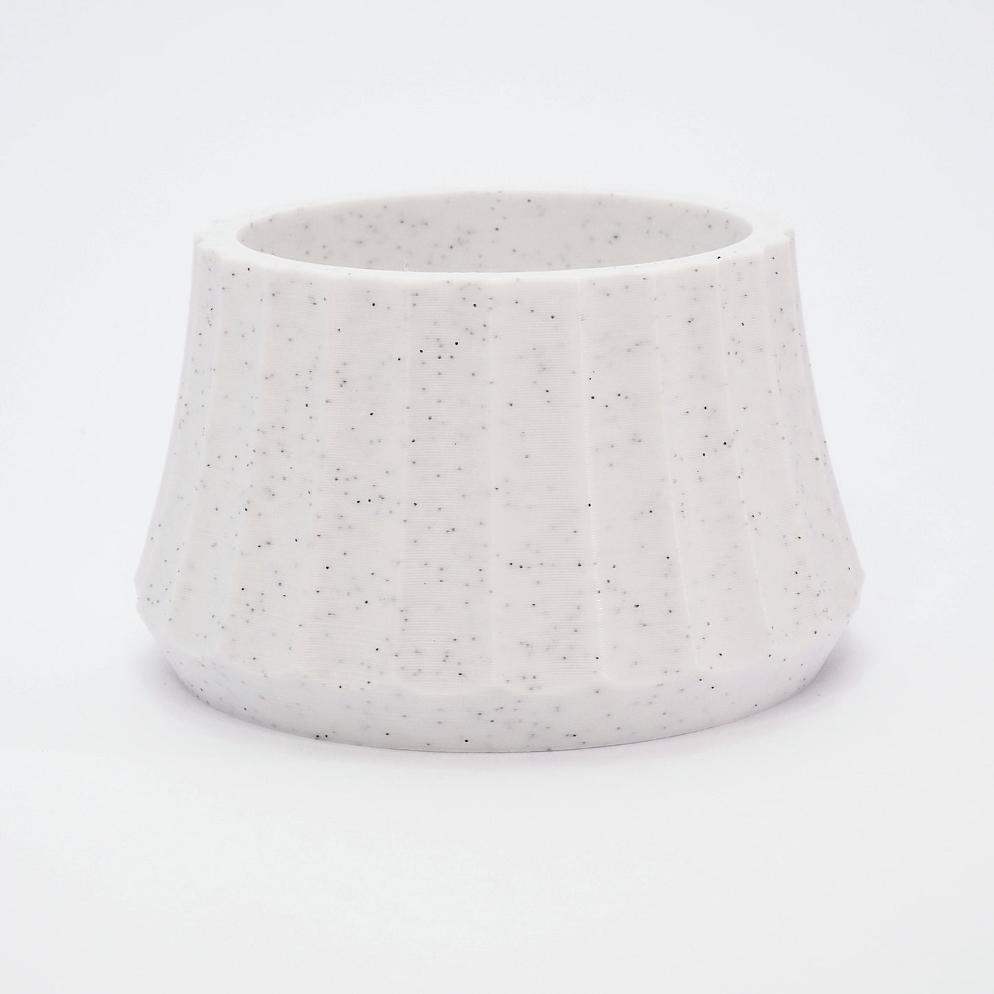 Marmor fyrfadsstage i ribbet design – ARC kollektion