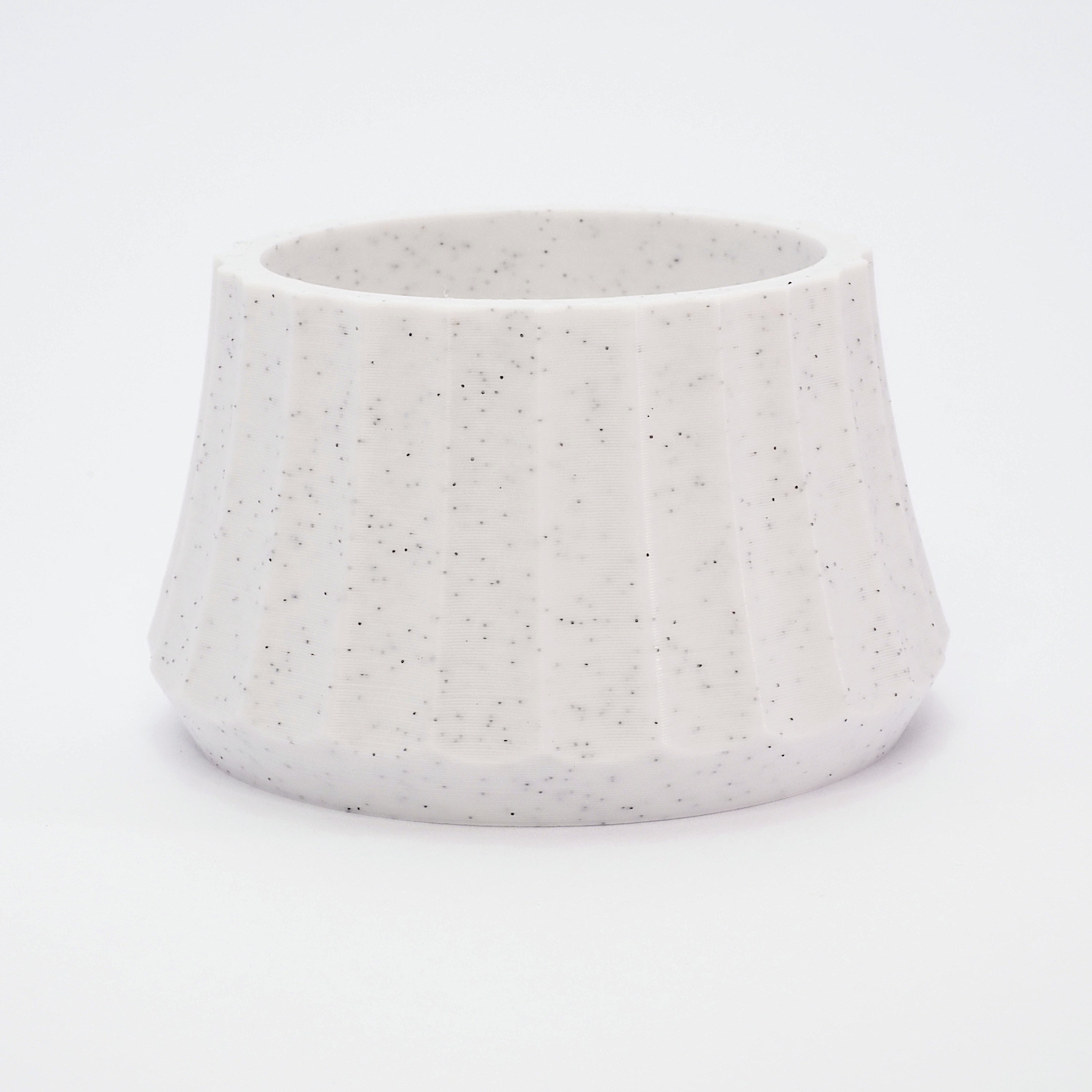 Marmor fyrfadsstage i ribbet design – ARC kollektion