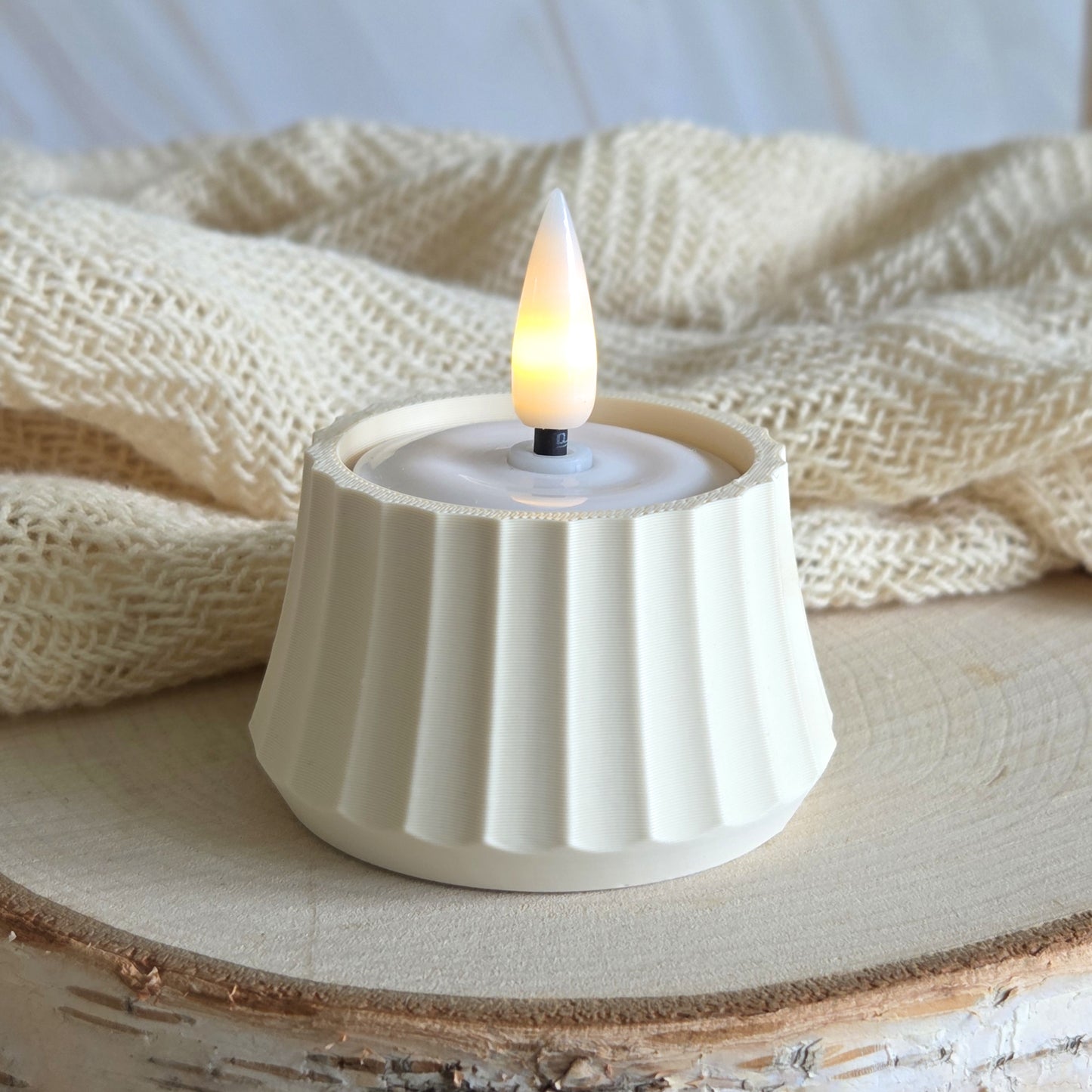 Minimalistisk cream lysestage på bord – dansk bæredygtigt design