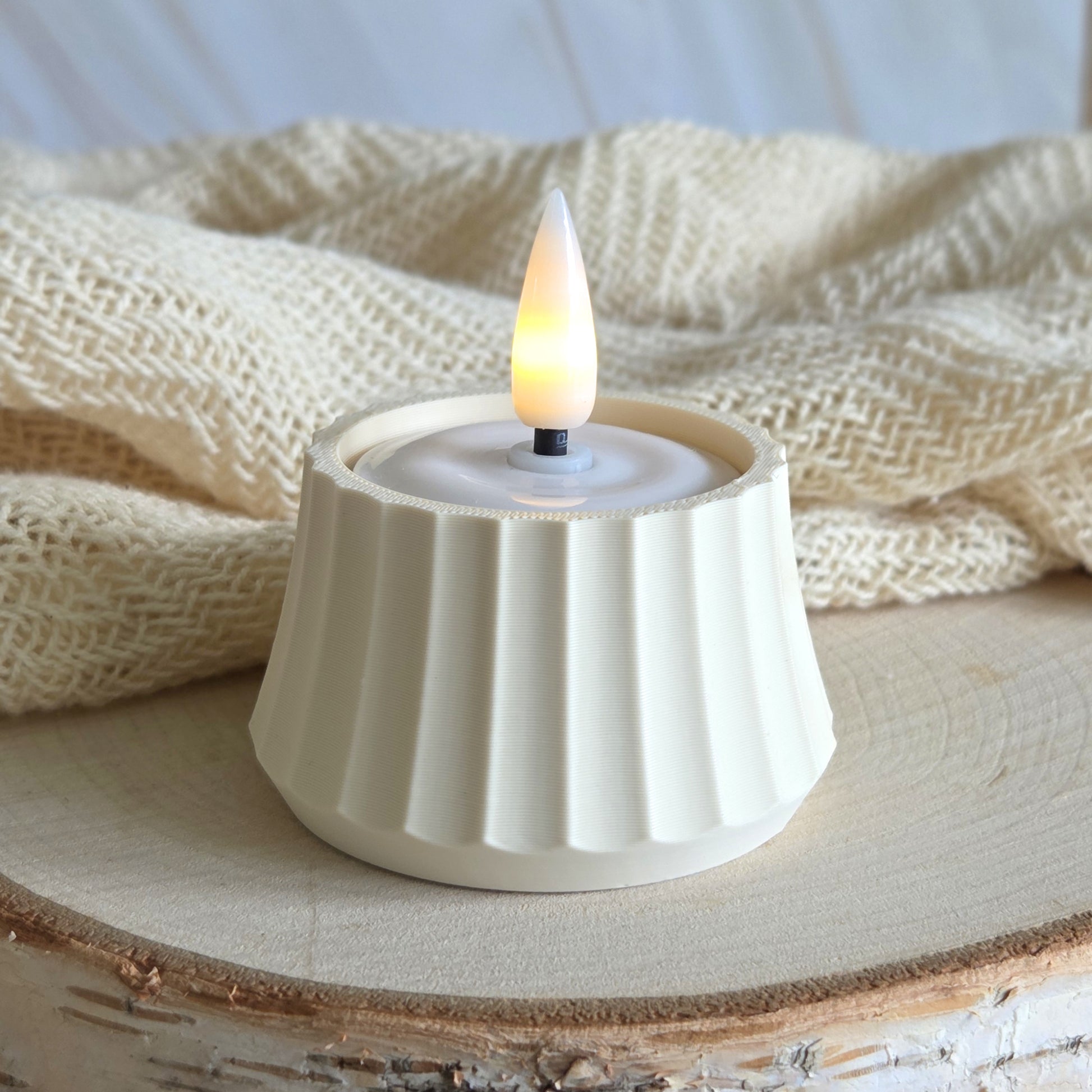 Minimalistisk cream lysestage på bord – dansk bæredygtigt design