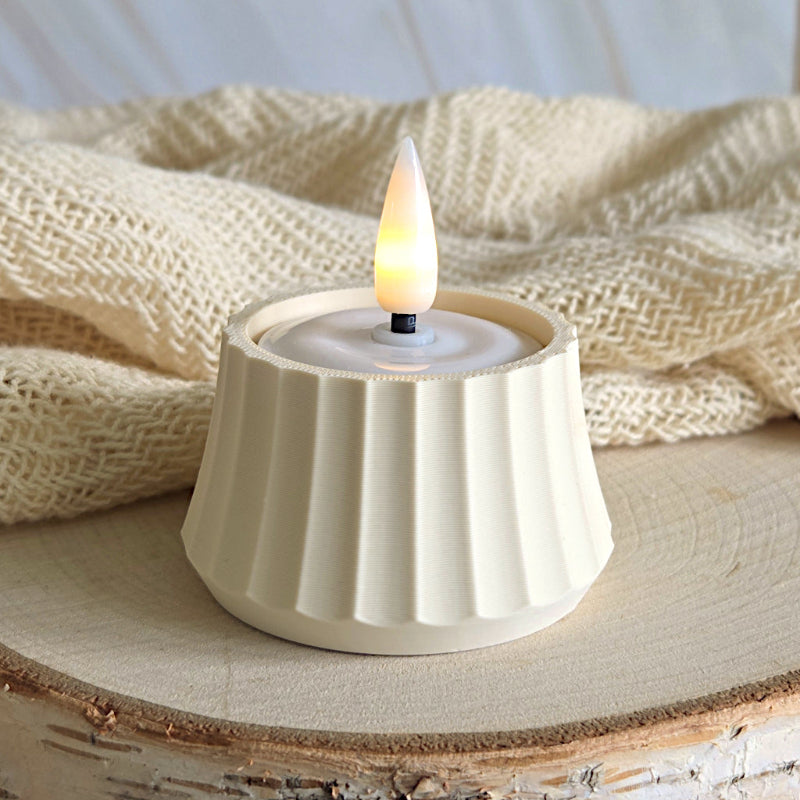 Minimalistisk cream lysestage på bord – dansk bæredygtigt design