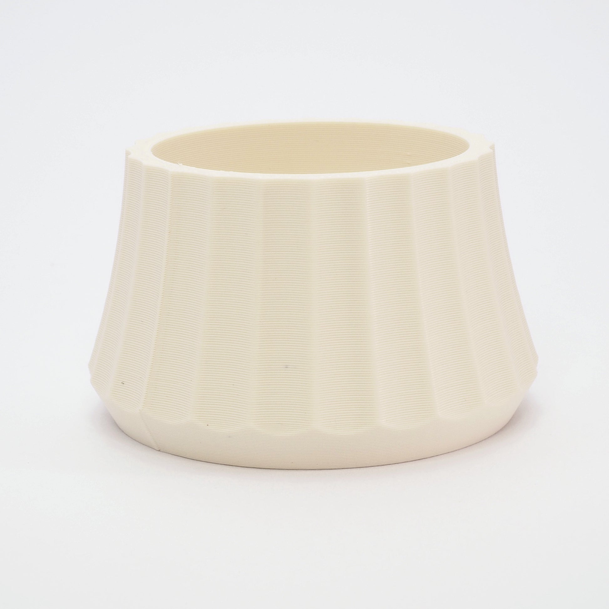 Cream fyrfadsstage i ribbet design – ARC kollektion