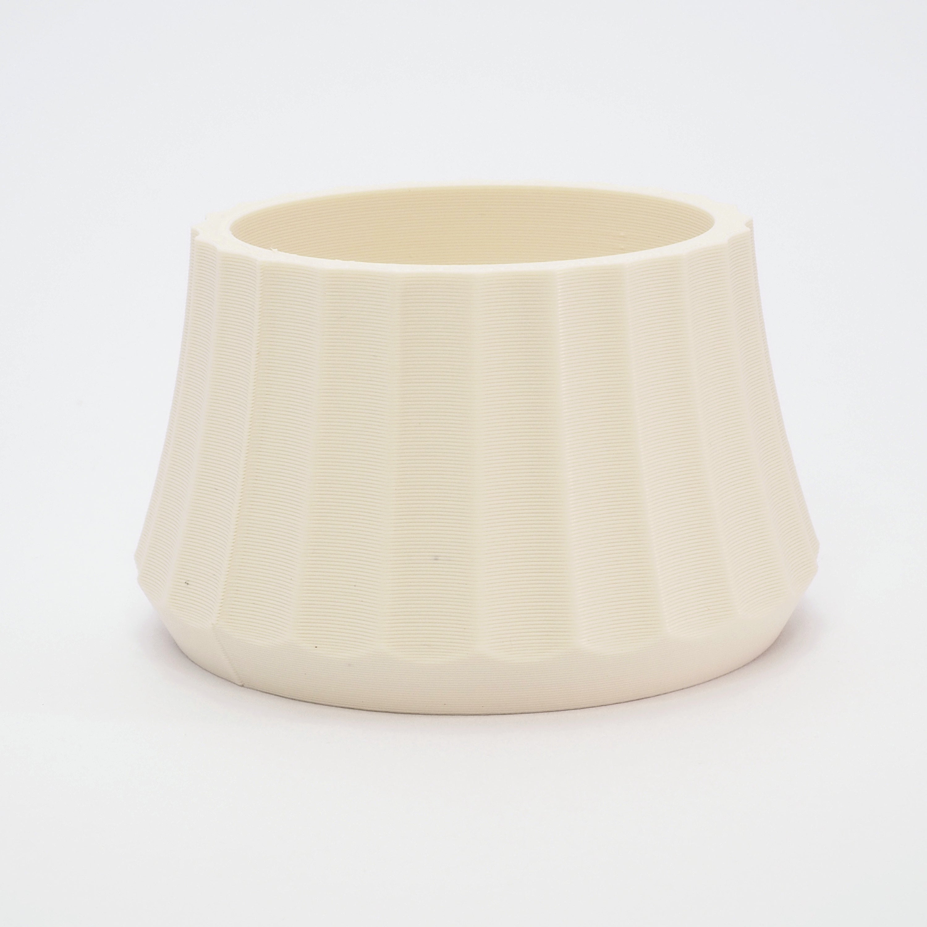 Cream fyrfadsstage i ribbet design – ARC kollektion