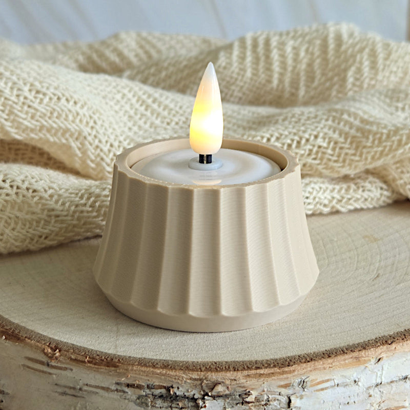 Minimalistisk beige lysestage på bord – dansk bæredygtigt design