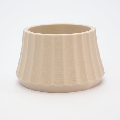 Beige fyrfadsstage i ribbet design – ARC kollektion