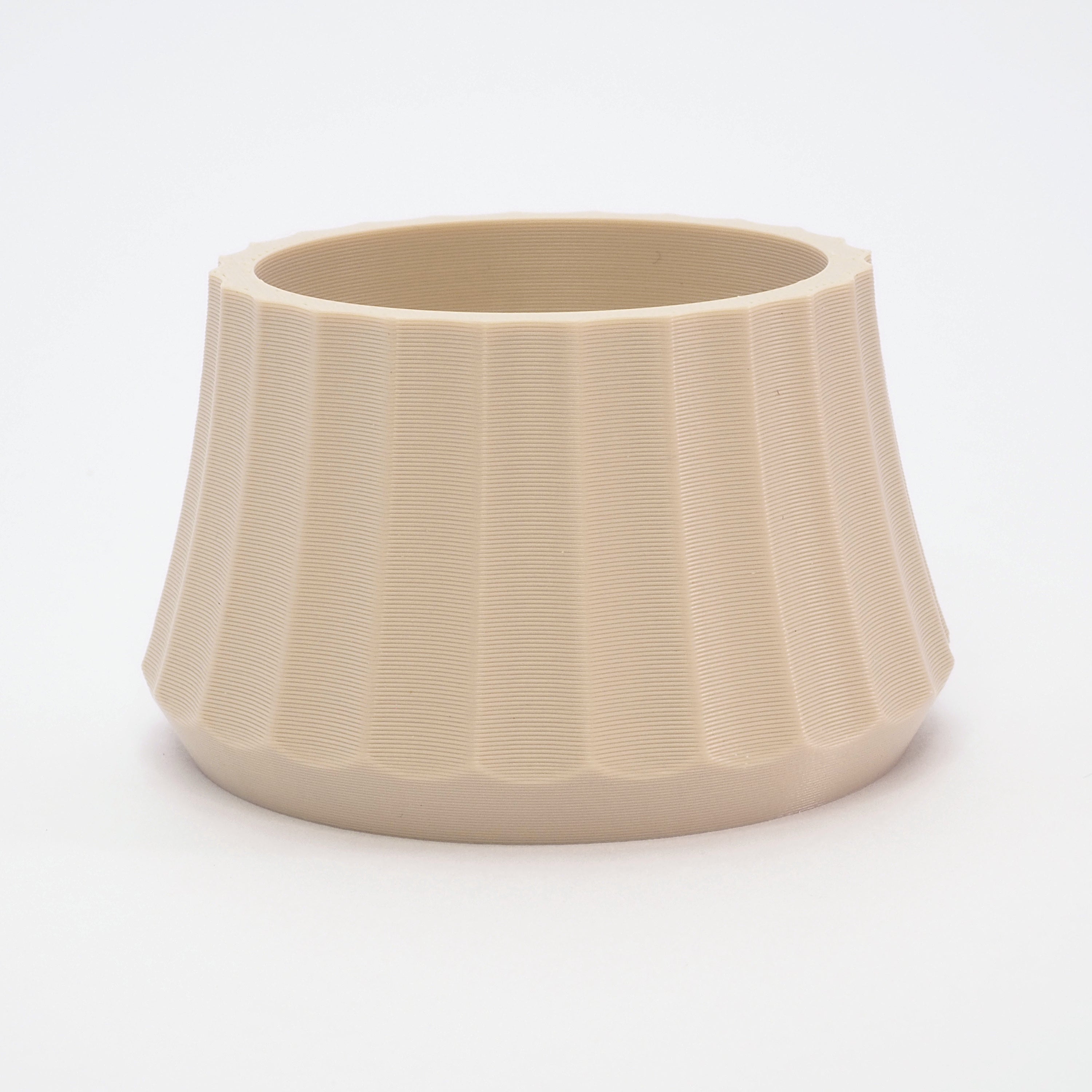 Beige fyrfadsstage i ribbet design – ARC kollektion