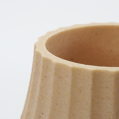 Detalje af riflet struktur på birk lysestage – dansk minimalistisk design