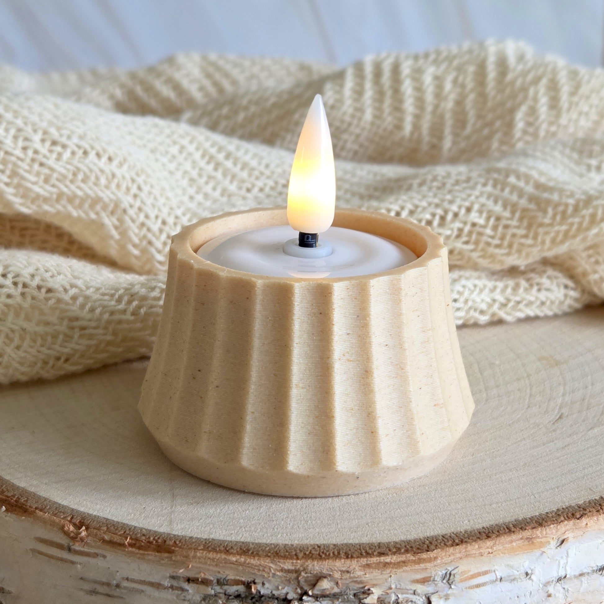 Minimalistisk birk lysestage på bord – dansk bæredygtigt design