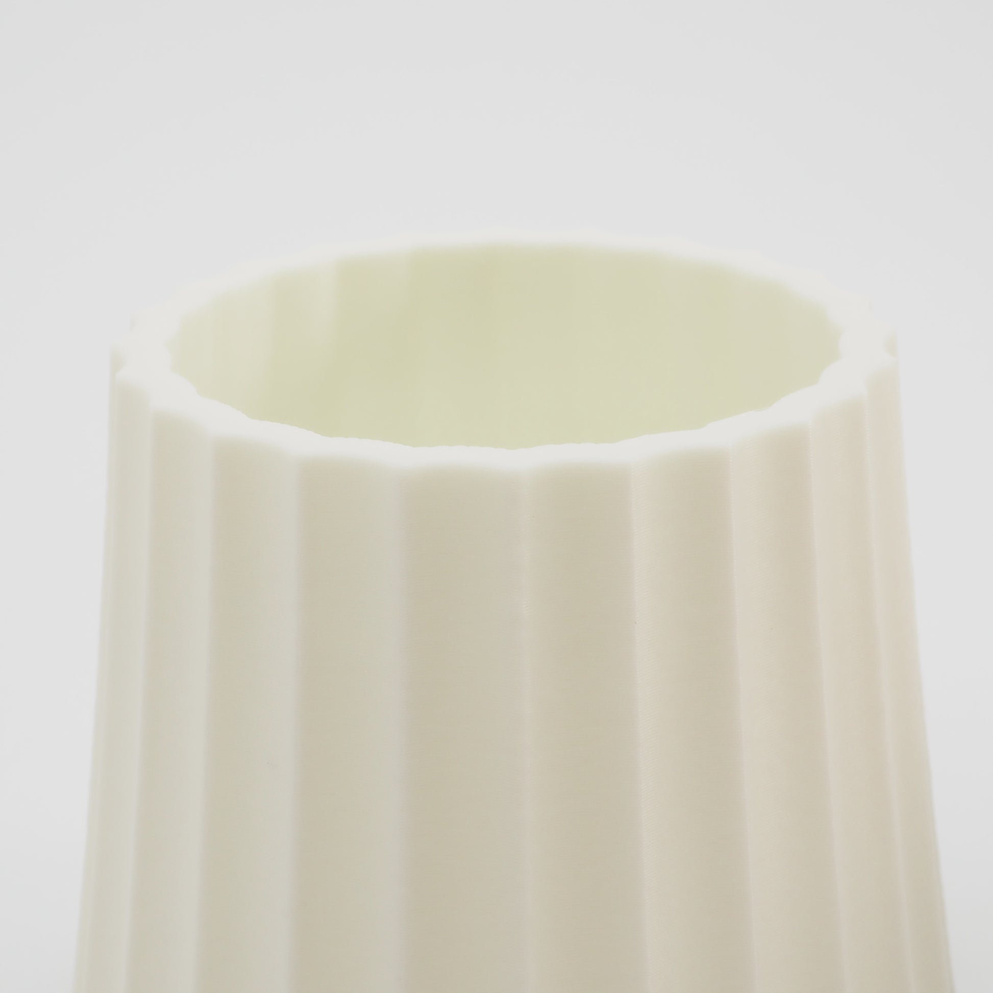 Detalje af riflet struktur og åbning på Hvid vase – 3D-printet med omtanke