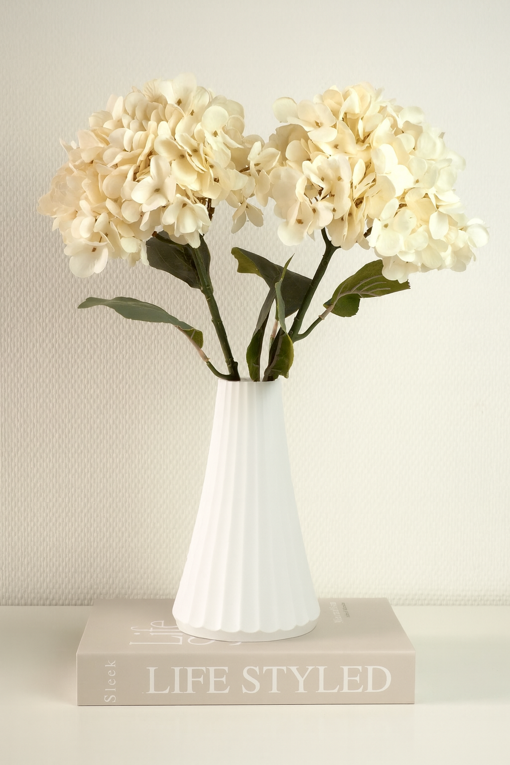 Hvid ARC vase med blomster – rolig og enkel dekoration til lyse hjem