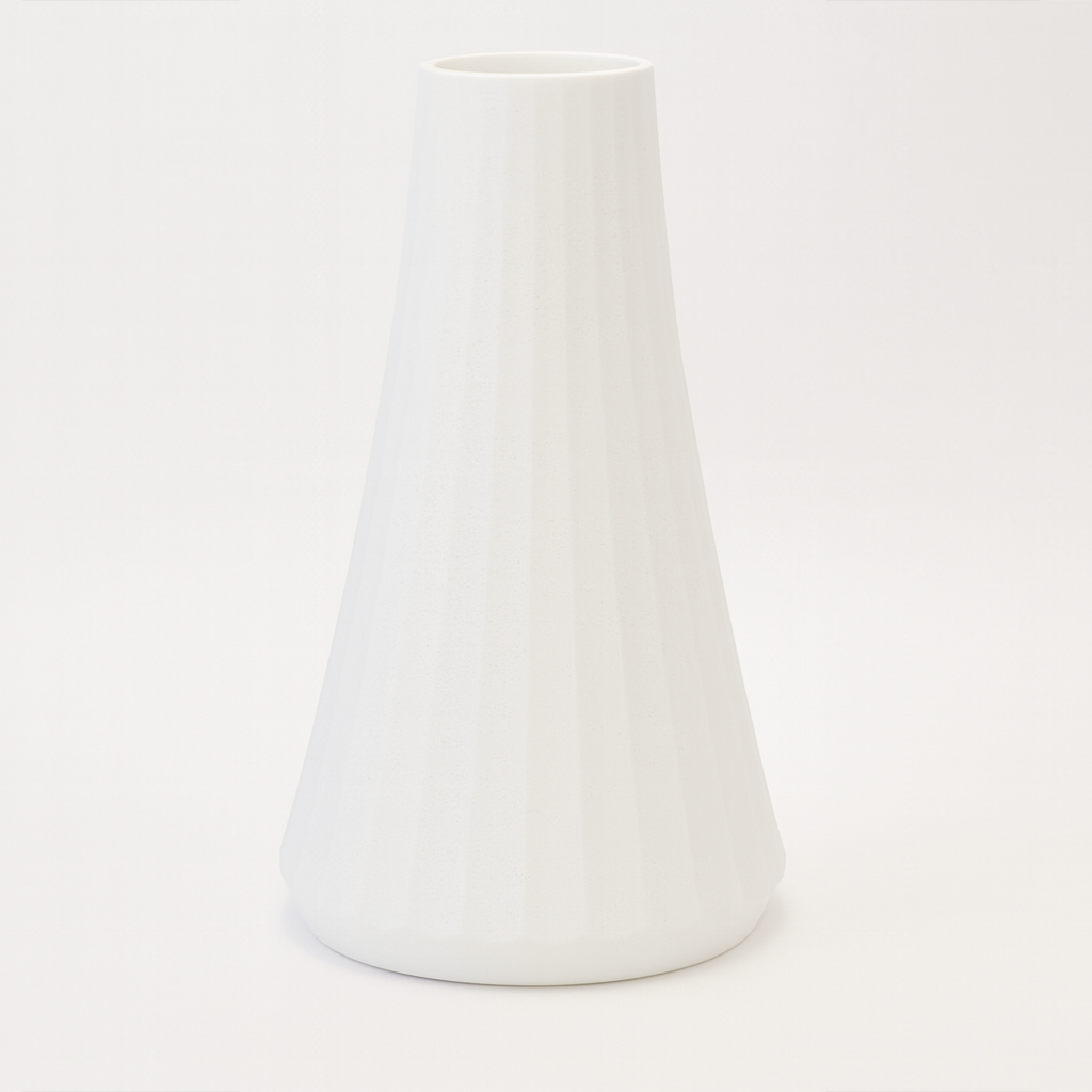 Mat hvid vase med konisk form og lodrette riller – minimalistisk skandinavisk stil