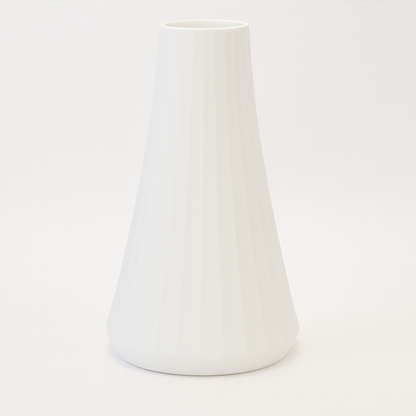 Mat hvid vase med konisk form og lodrette riller – minimalistisk skandinavisk stil
