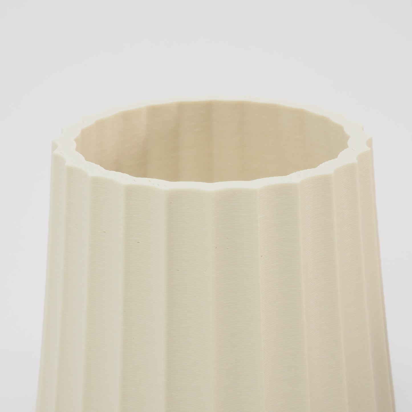 Nærbillede af den matte, riflede overflade på Cream vase – lavet i plantebaseret materiale