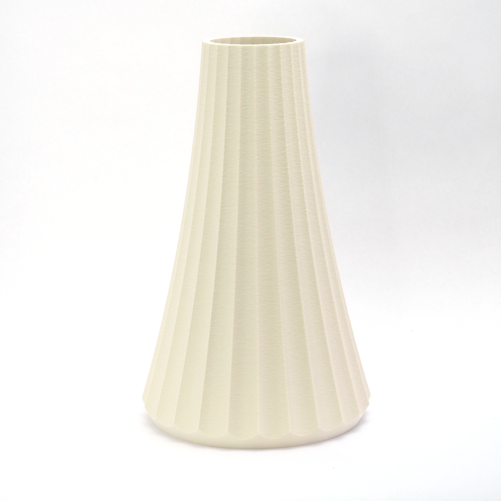 Konisk vase i Cream med riflet overflade – bæredygtigt dansk design i neutral tone