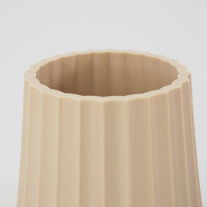 Topvinkel der viser vase i Beige med mat overflade og fine lodrette linjer