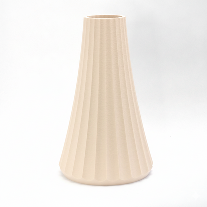 Minimalistisk vase i Beige med riflet overflade – håndlavet og bæredygtig