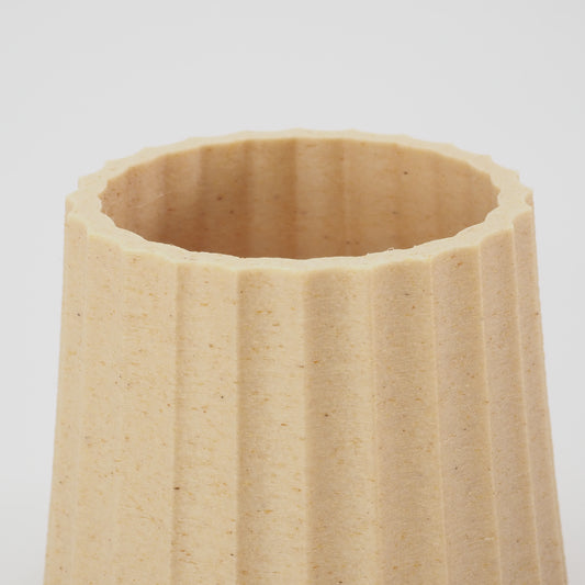 Nærbillede af Birk vase – riflet tekstur i blød træ farve med naturligt præg