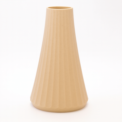 Konisk vase i Birk med naturinspireret nuance og mat finish – skandinavisk design
