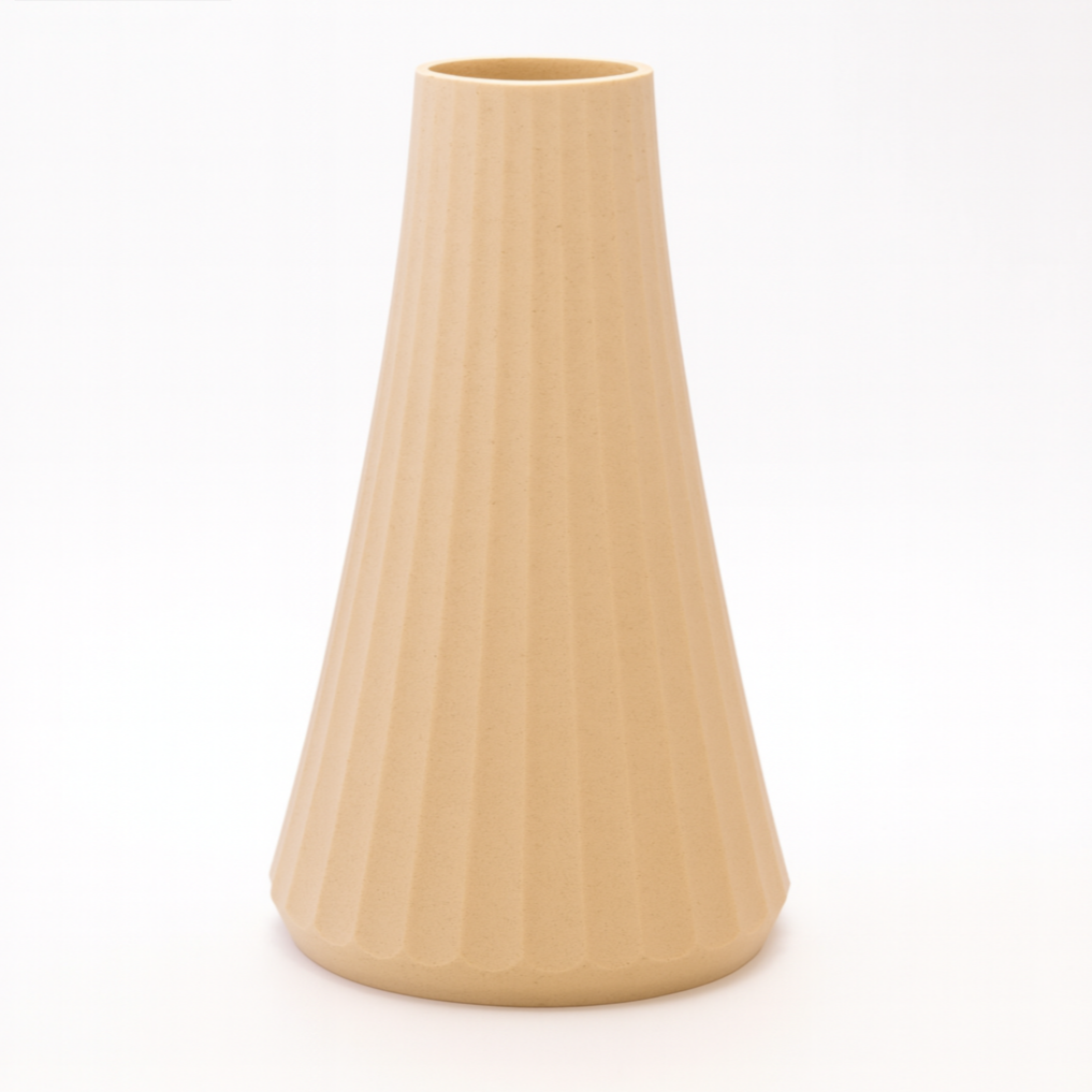 Konisk vase i Birk med naturinspireret nuance og mat finish – skandinavisk design