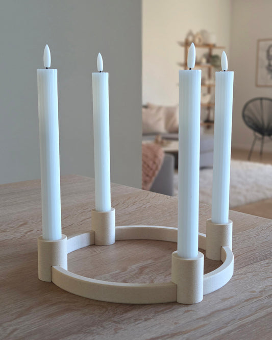 Adventskrans lysestage i birk – rund 3D printet krans med fire hvide kronelys, moderne dansk design til jul og advent